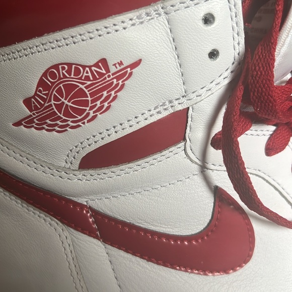 used mens Jordan 1 Retro red and white in great condition in men’s 11.5 no box - Picture 2 of 8